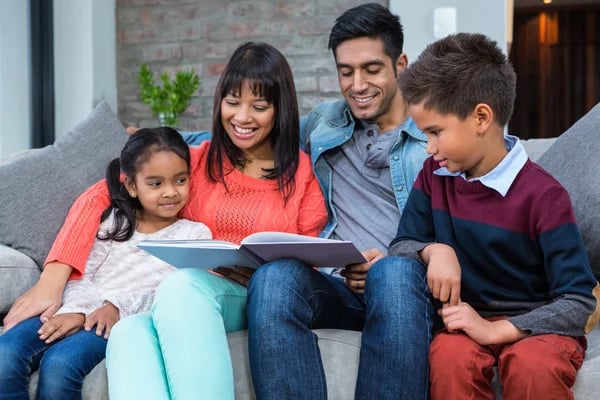 Familia leyendo la Biblia junta