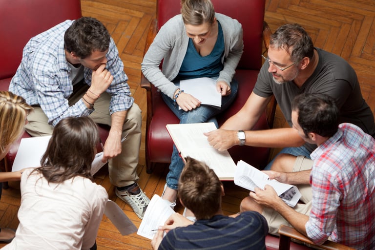 Profesores y pastores estudiando en grupo